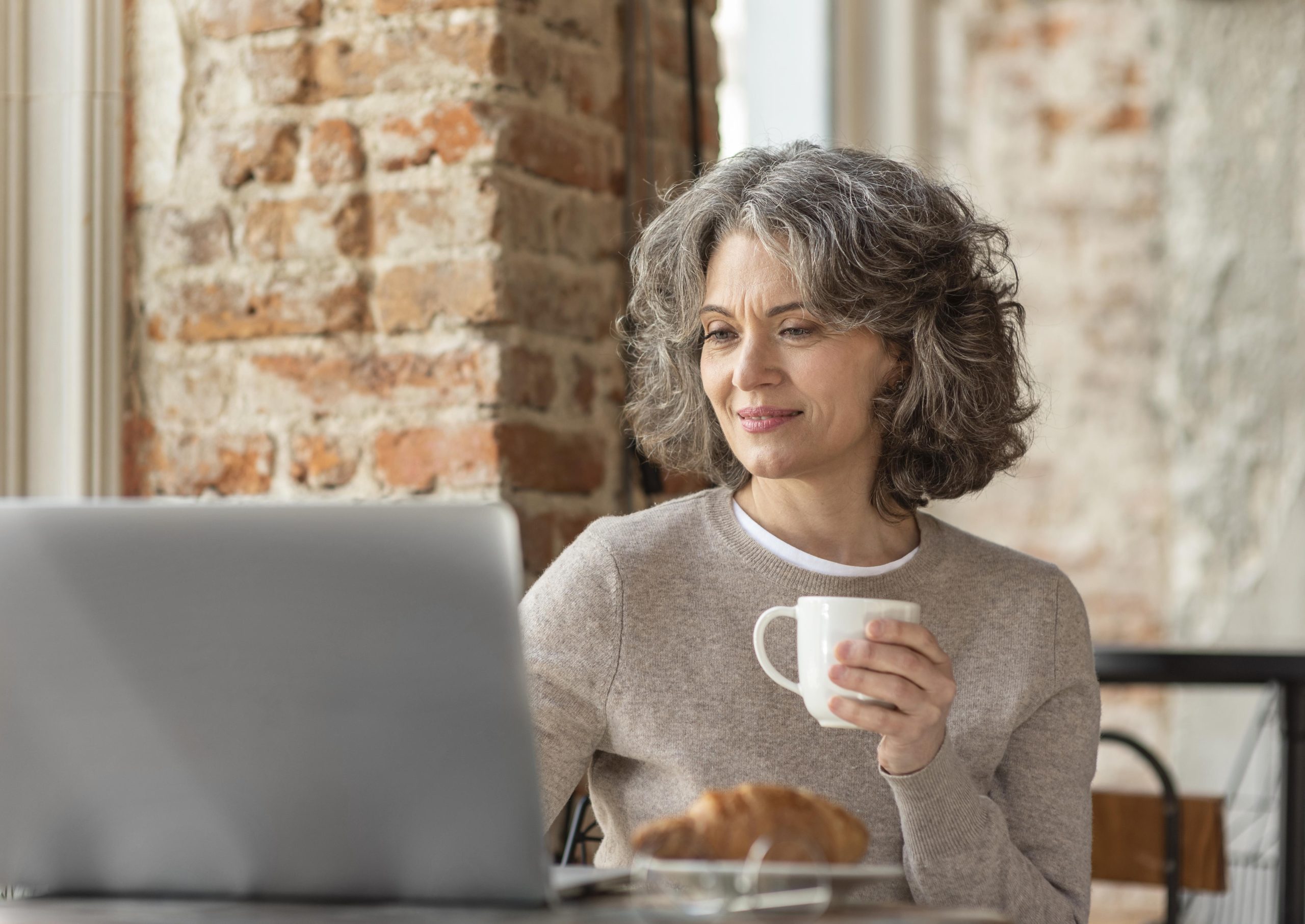 portrait-woman-with-laptop-working